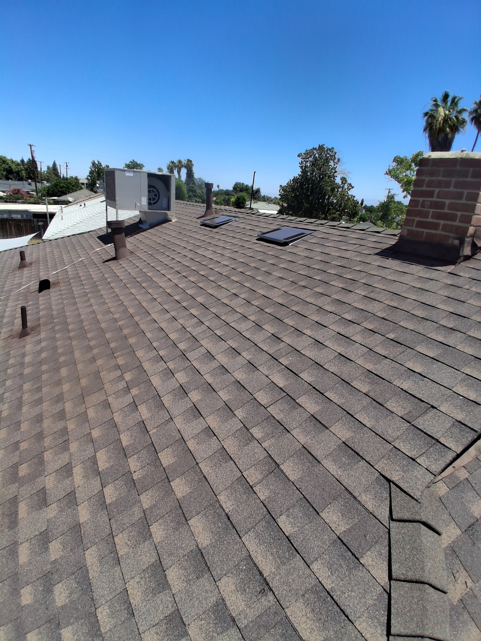 Vista general de un techo residencial instalado por Value Roofing