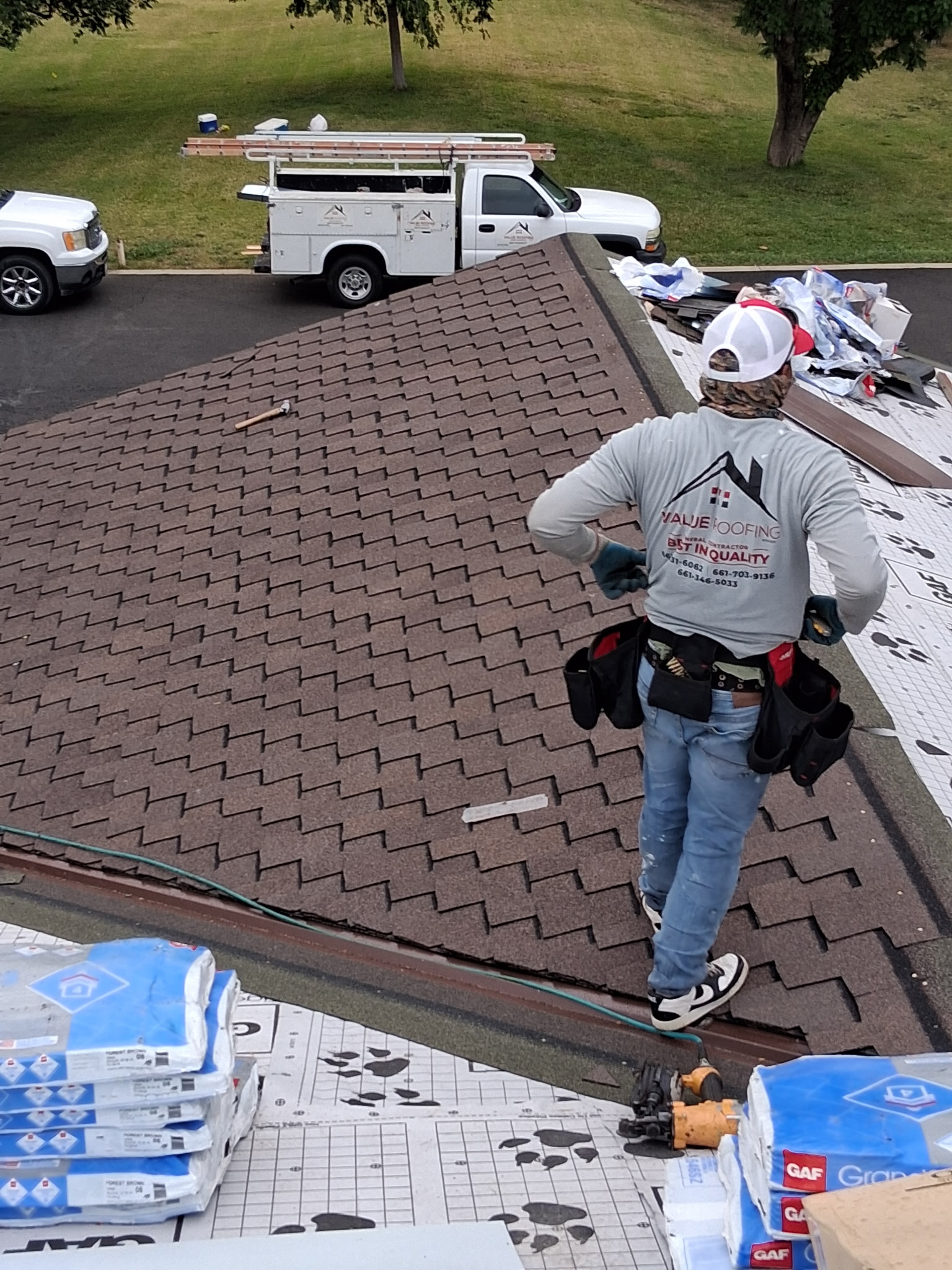 Trabajador durante la instalación de un techo residencial
