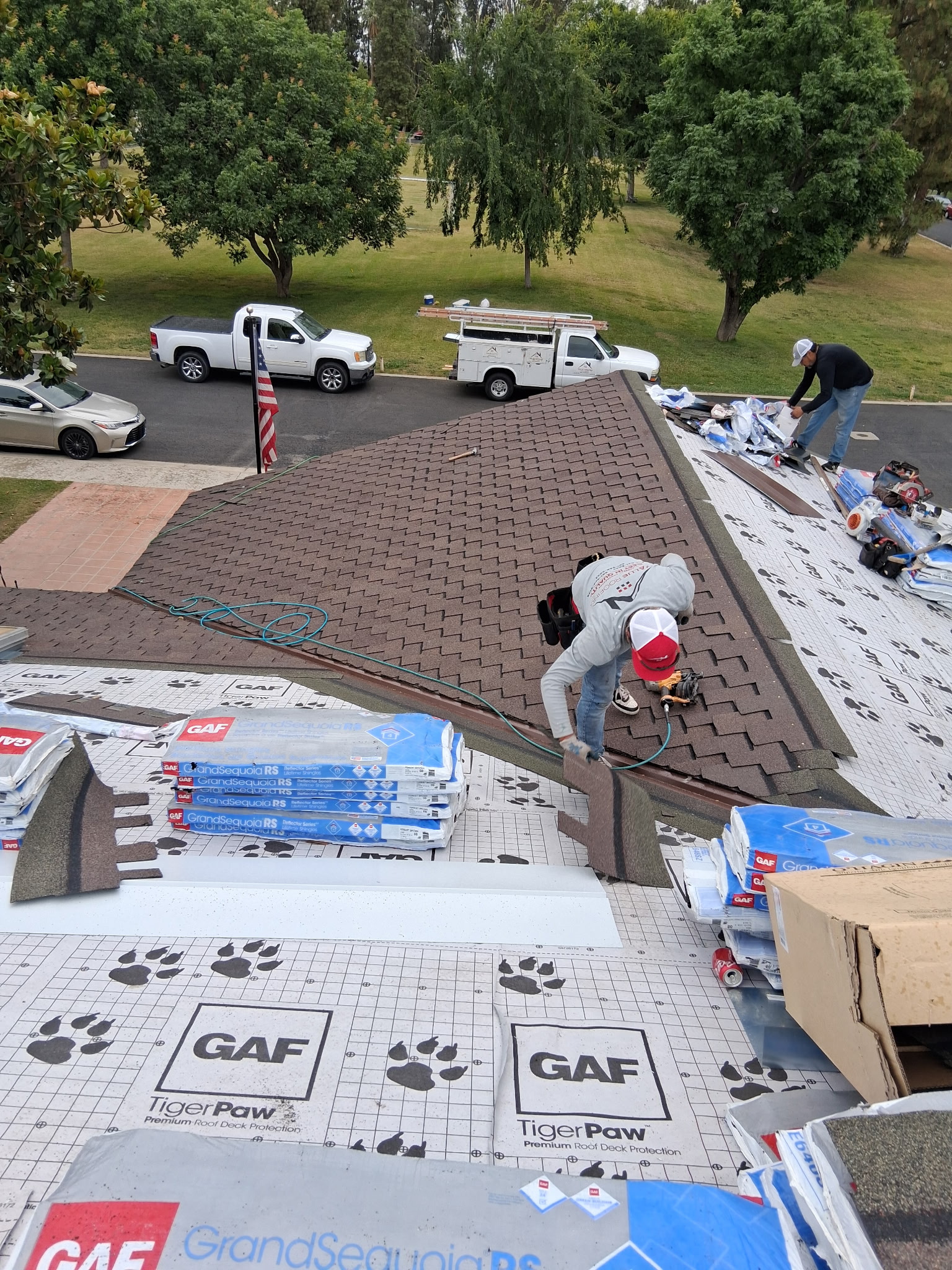 Trabajadores y materiales durante un proyecto de roofing