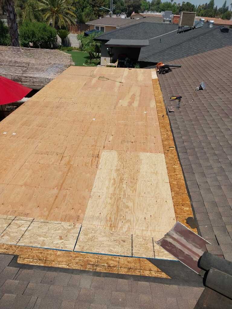 Paneles de madera instalados sobre la cubierta residencial