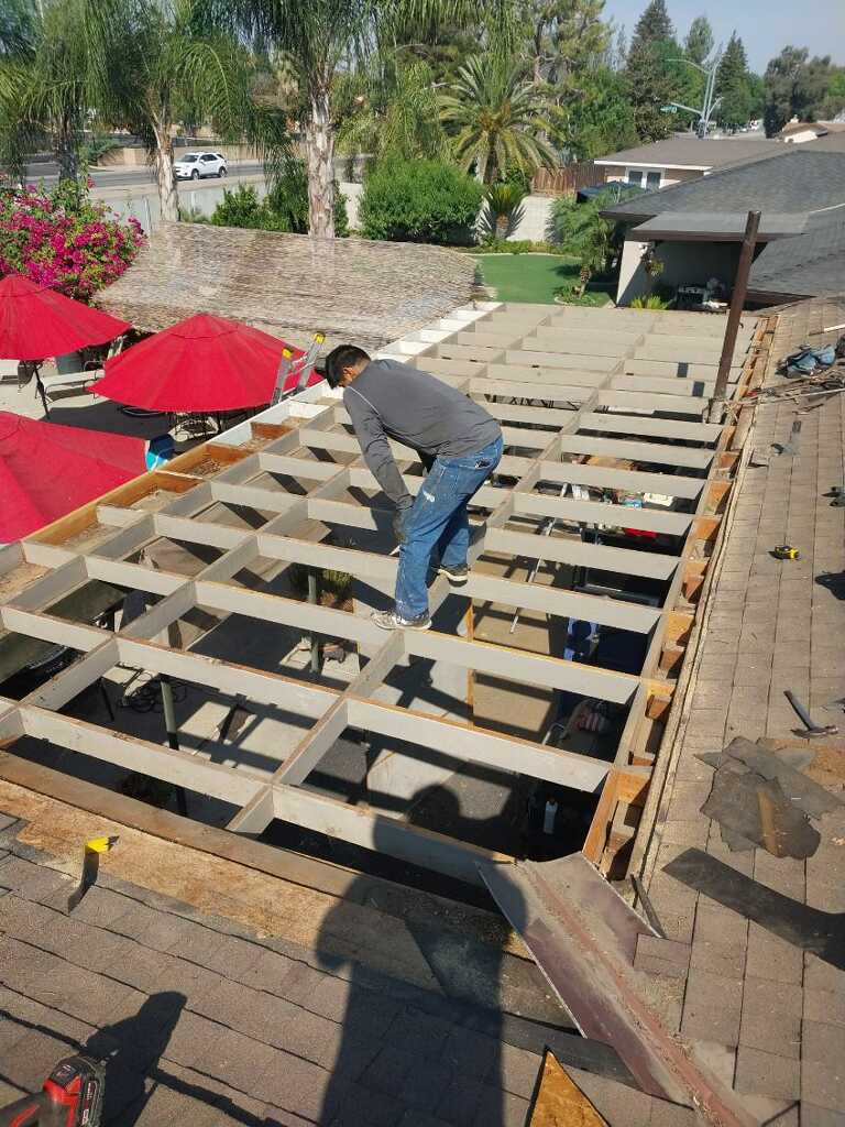 Estructura de madera expuesta durante trabajos de renovación de techo