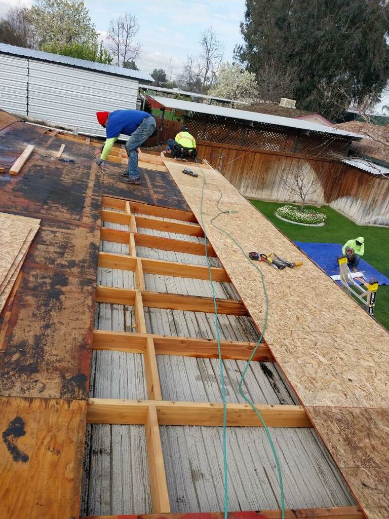 Detalle de vigas de madera durante la preparación de la cubierta