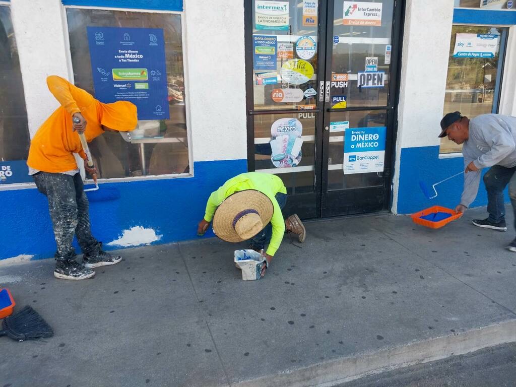 Preparación de la fachada de un establecimiento comercial