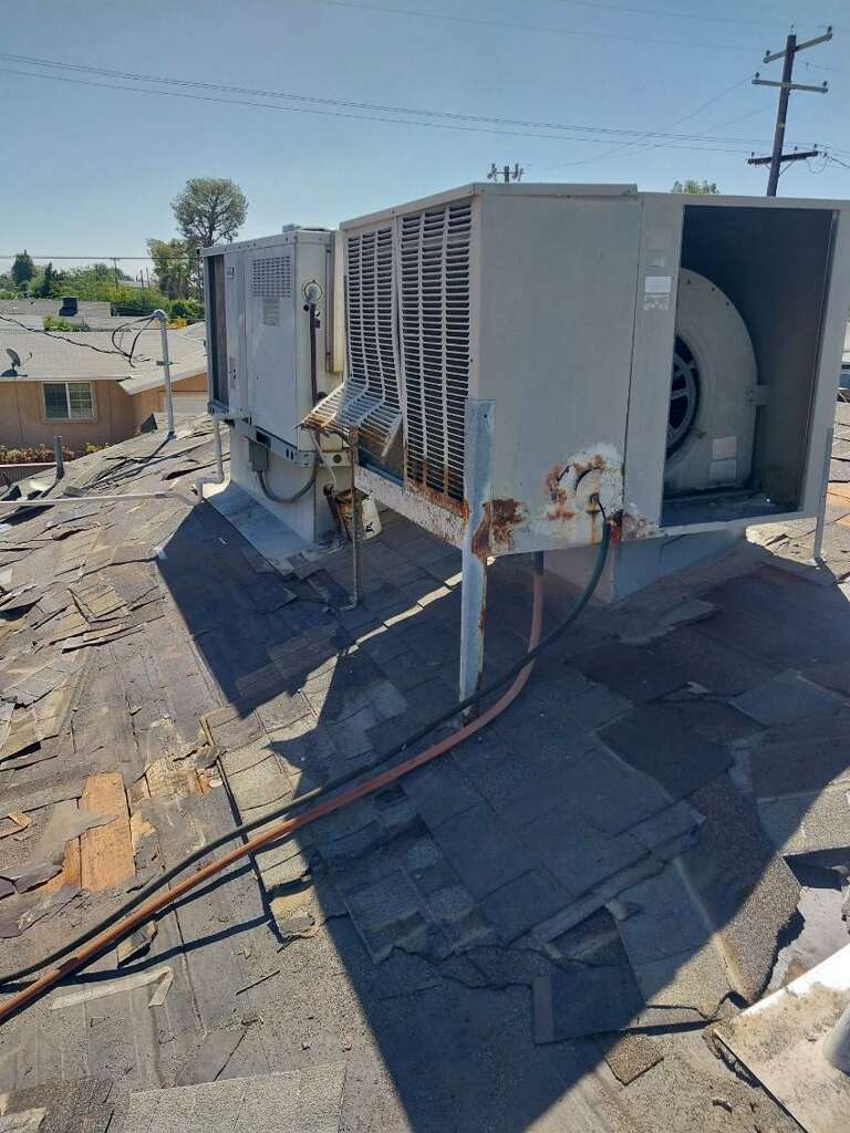 Vista de cubierta residencial y equipo de aire acondicionado