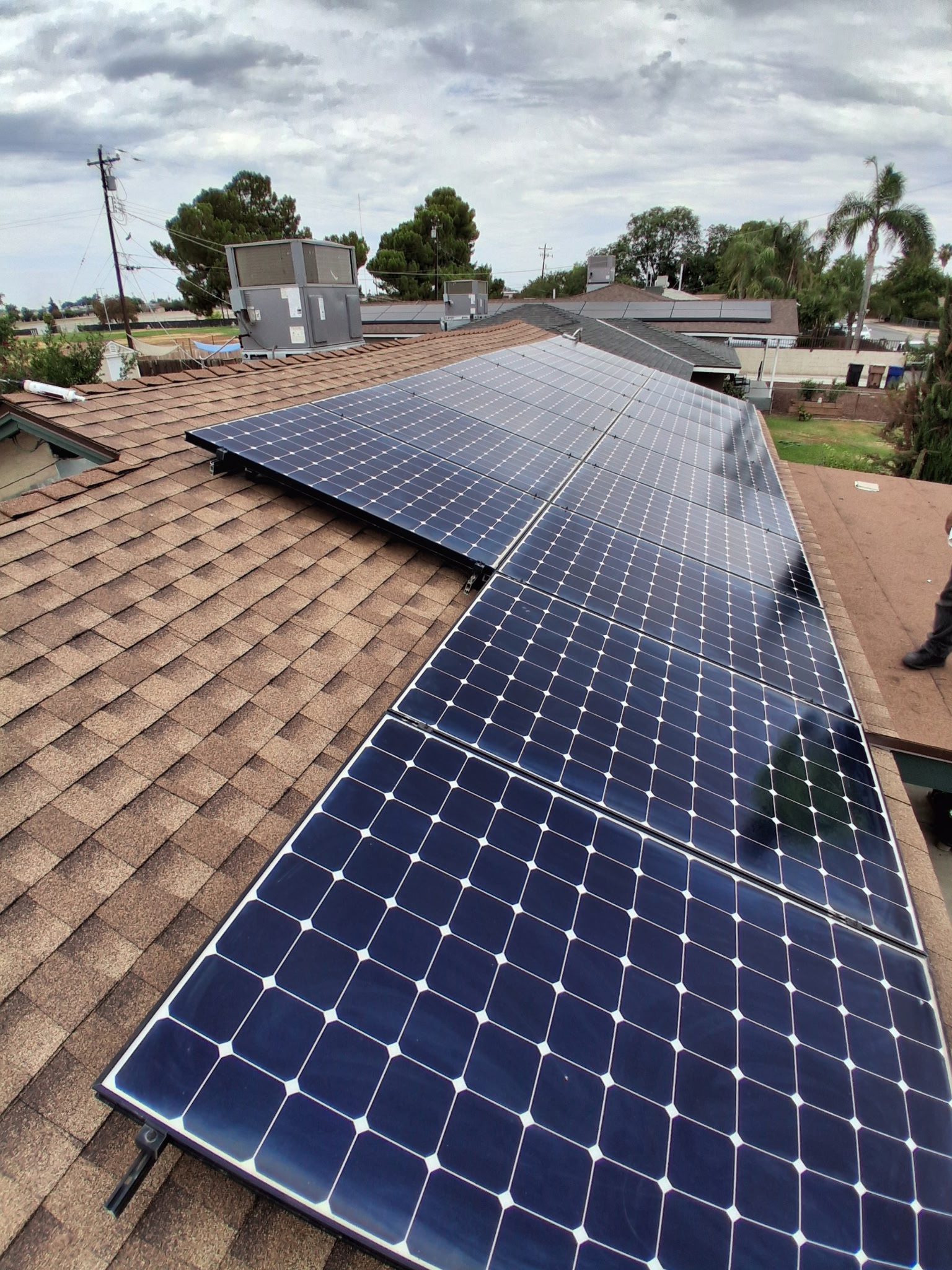 Paneles solares sobre techo residencial